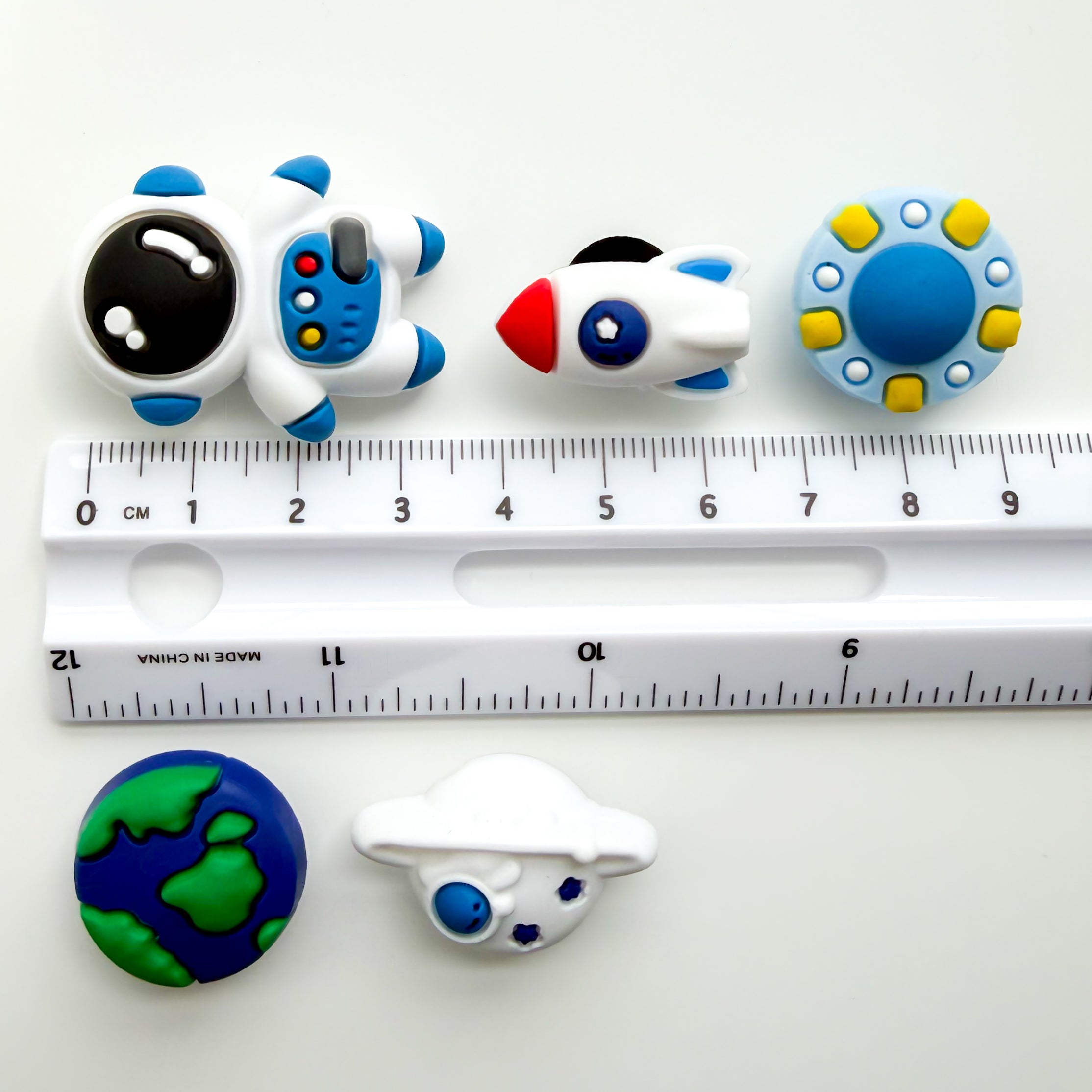 1 breloque Petit astronaute au choix
